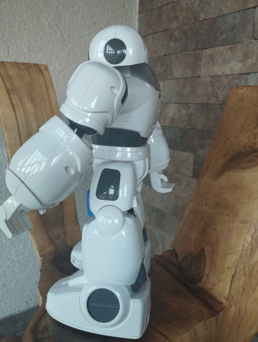 Robot inteligent cu telecomandă-jucărie educativă