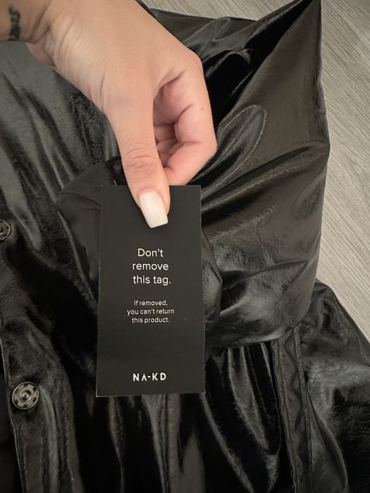 Vând geaca nouă de damă neagră tip trench cu eticheta , NA-KD
