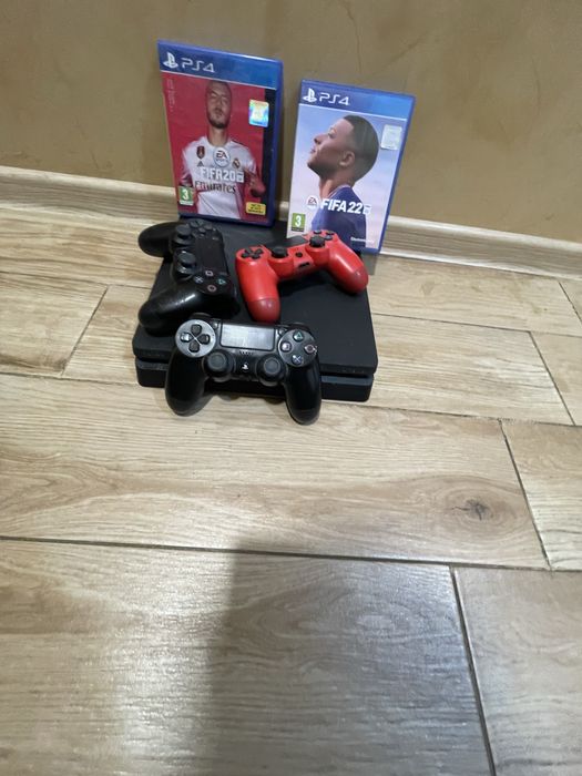 PS4 с 2 игри и без контролер