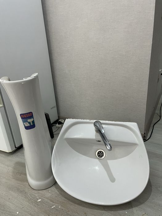 Раковина со смесителем и пьедесталом