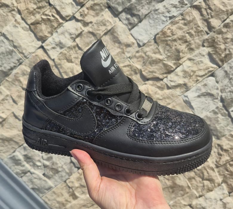Adidasi Nike în stoc