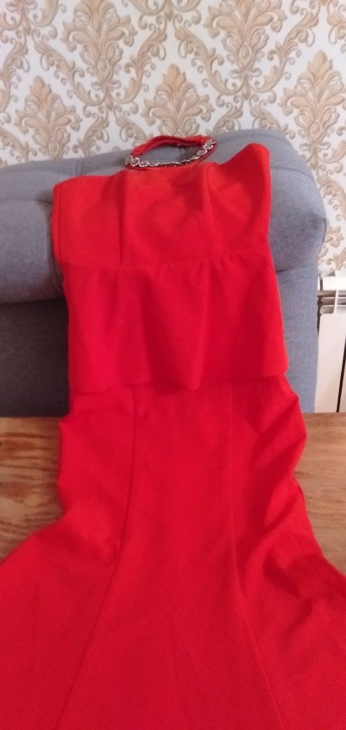 Продам красное бальное платье