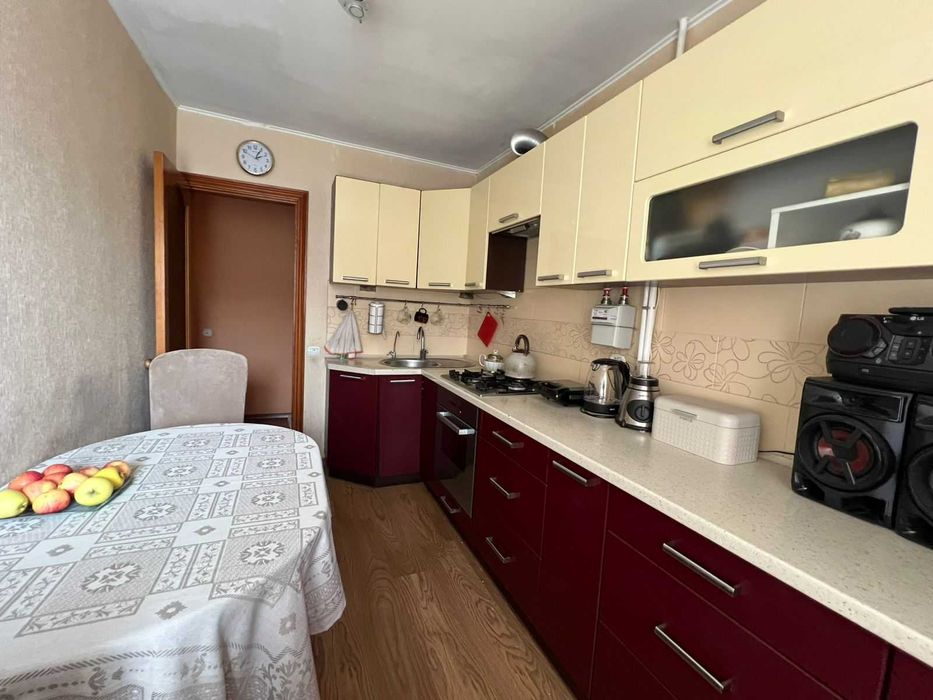 Продам 4-х комнатную квартиру в центре