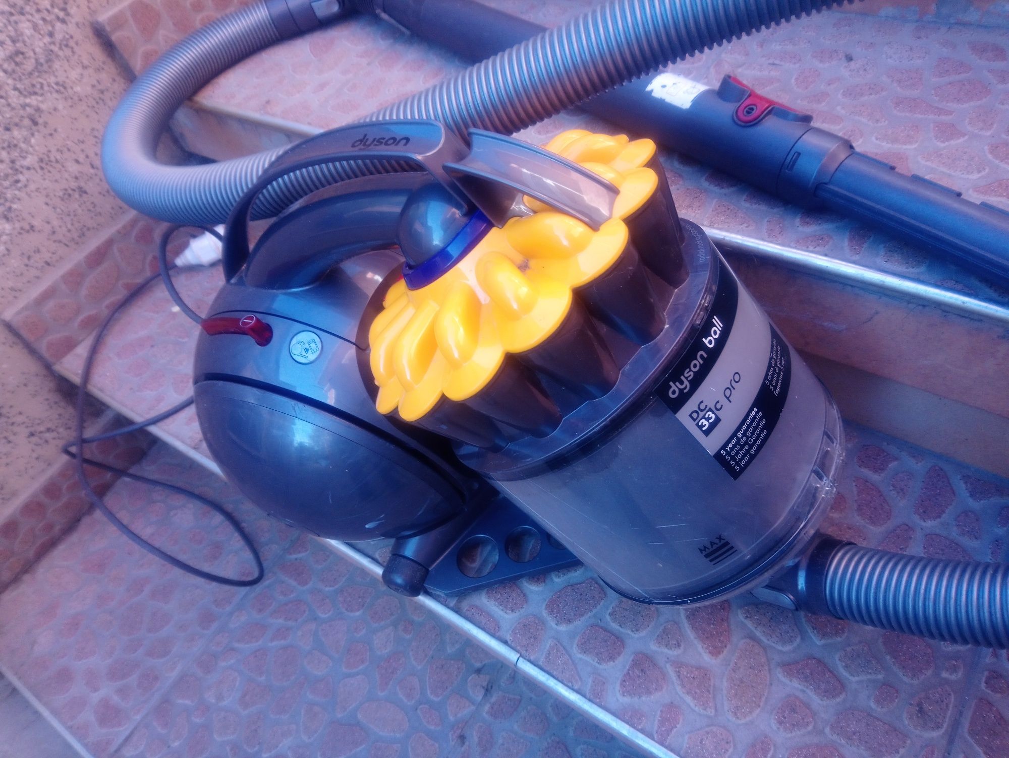 Прахосмукачка Dyson BALL  DC33 PRO