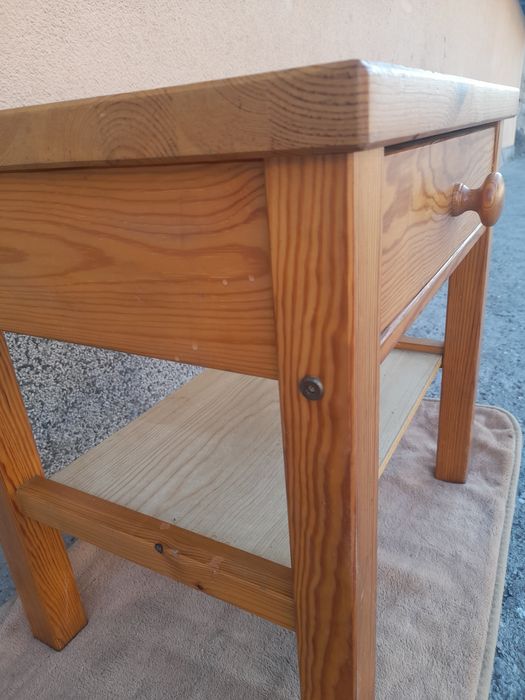 Дървена масичка с чекмедже