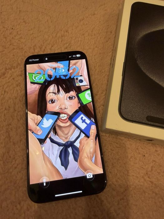 Продавам iphone 15 pro max 256 gb