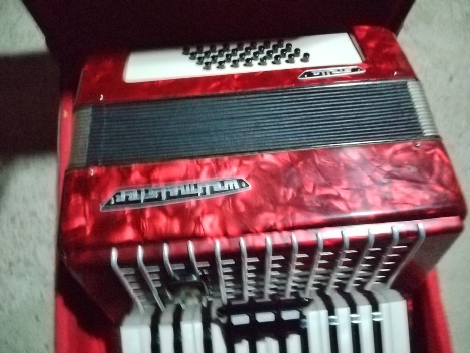 Vând acordeon weltmeister
