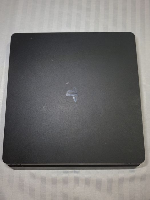 Vând ps 4 slim 500gb 2 console