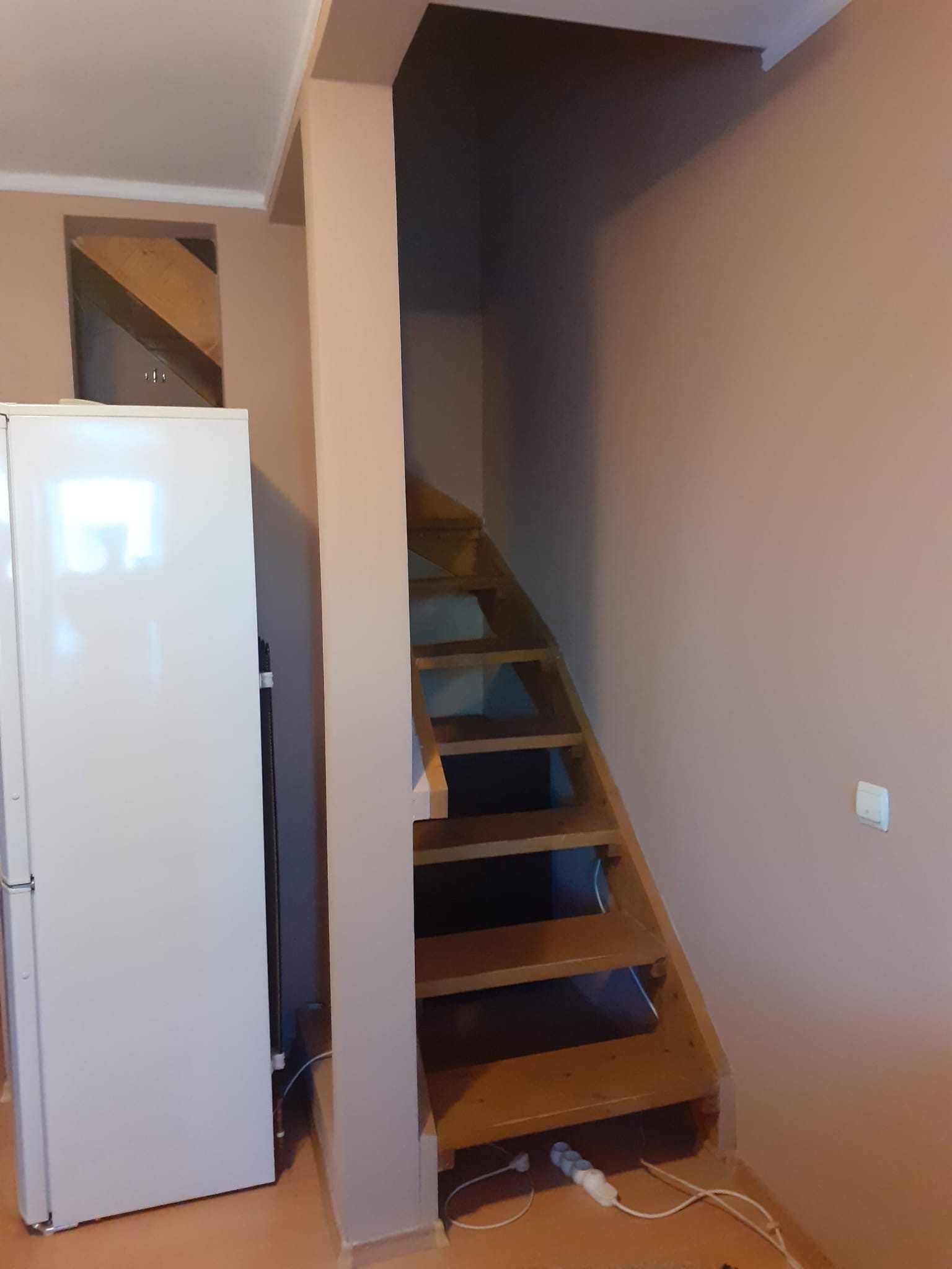 Apartament mansarda cu scara interioara