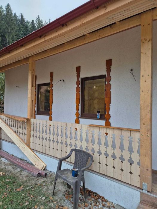 Stâlpi sculptați din lemn