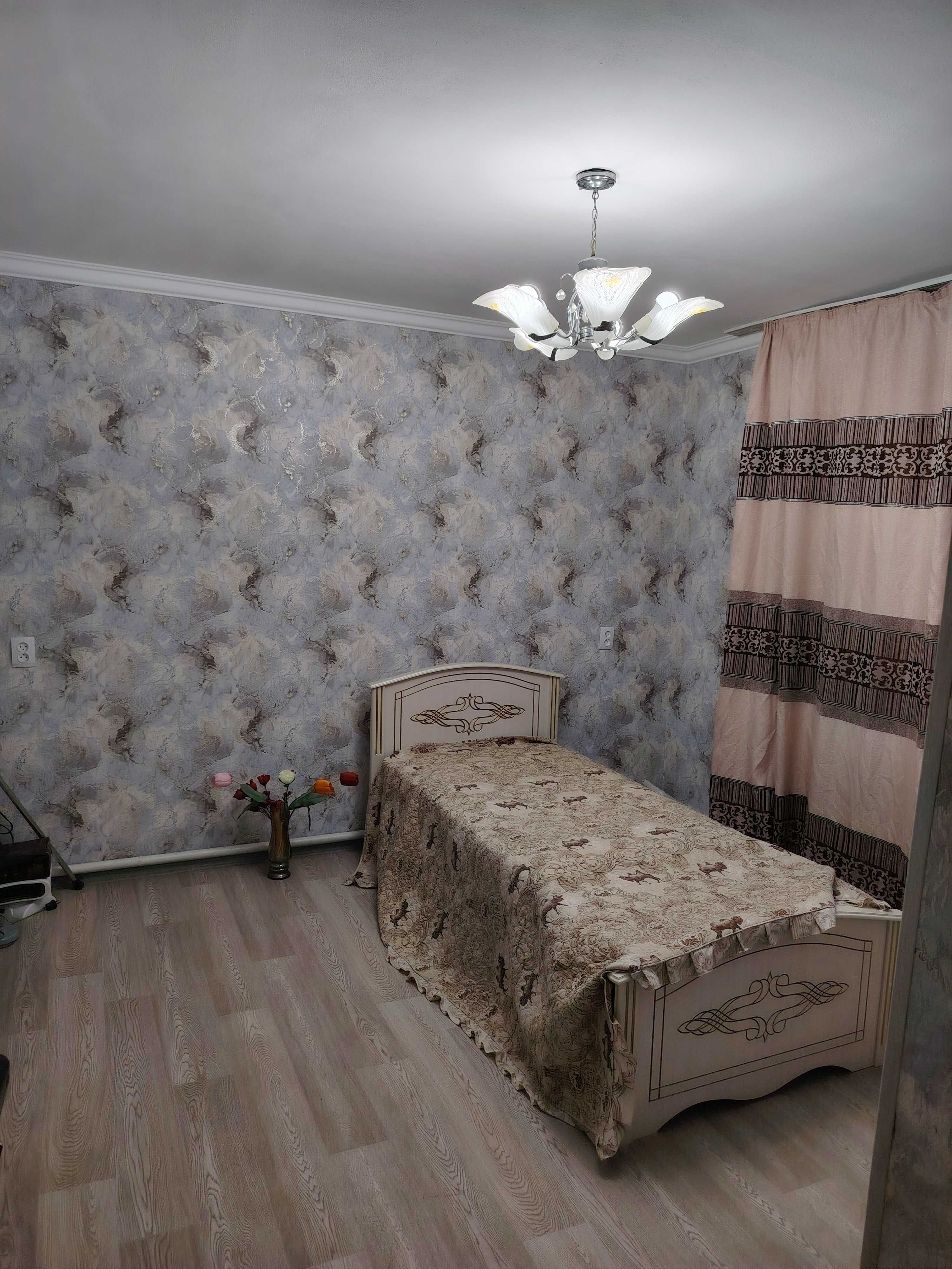 Квартира 2 комнатная, в 2 этажном доме. Первый этаж.