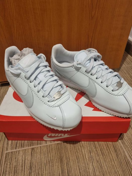 Adidasi Nike albi