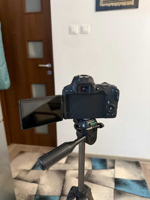 Canon EOS 200D + obiectiv 18-55mm + trepied modular