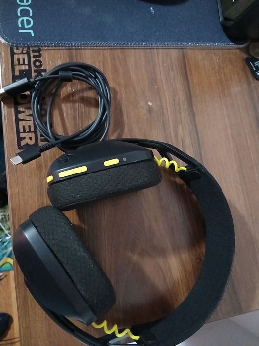 Vând casti gaming Logitech