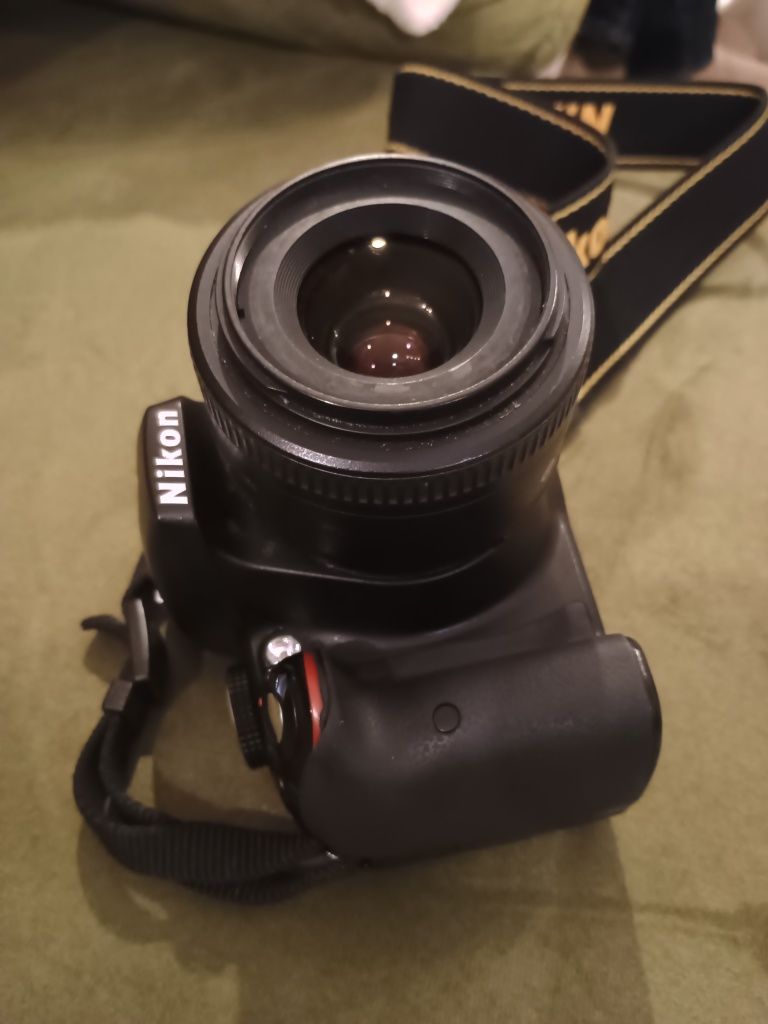 Nikon D3300 пълен комплект с обектив Nikon 35mm