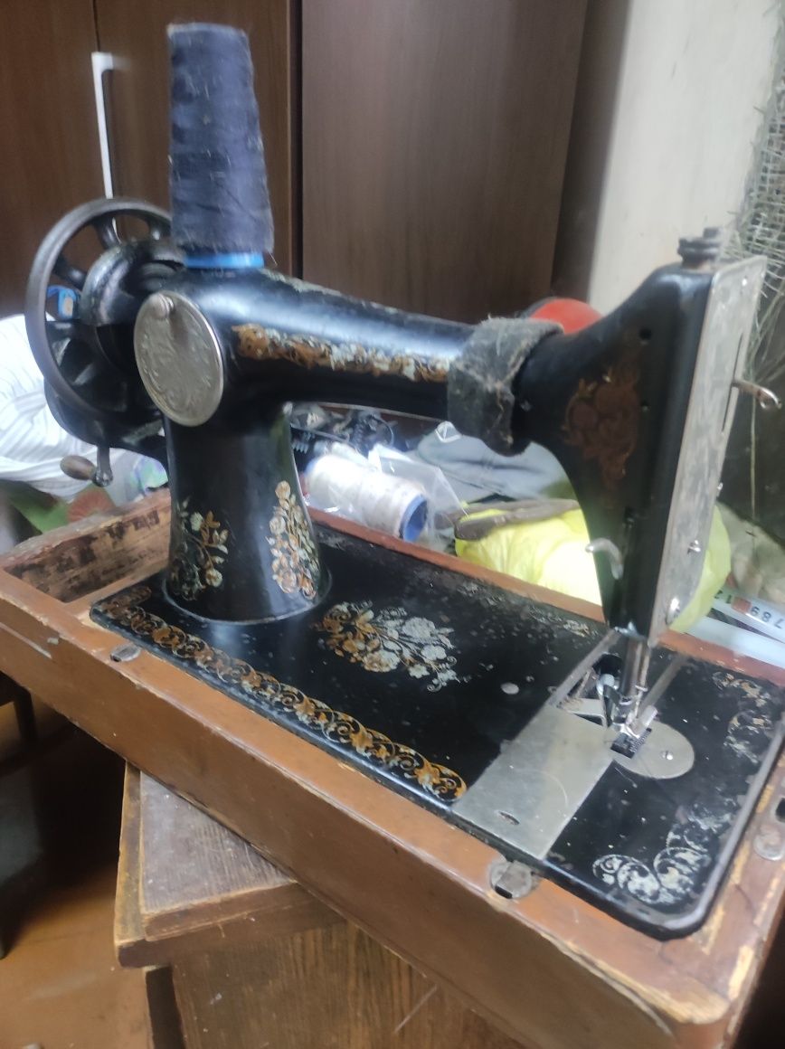 Продам швейную машинку