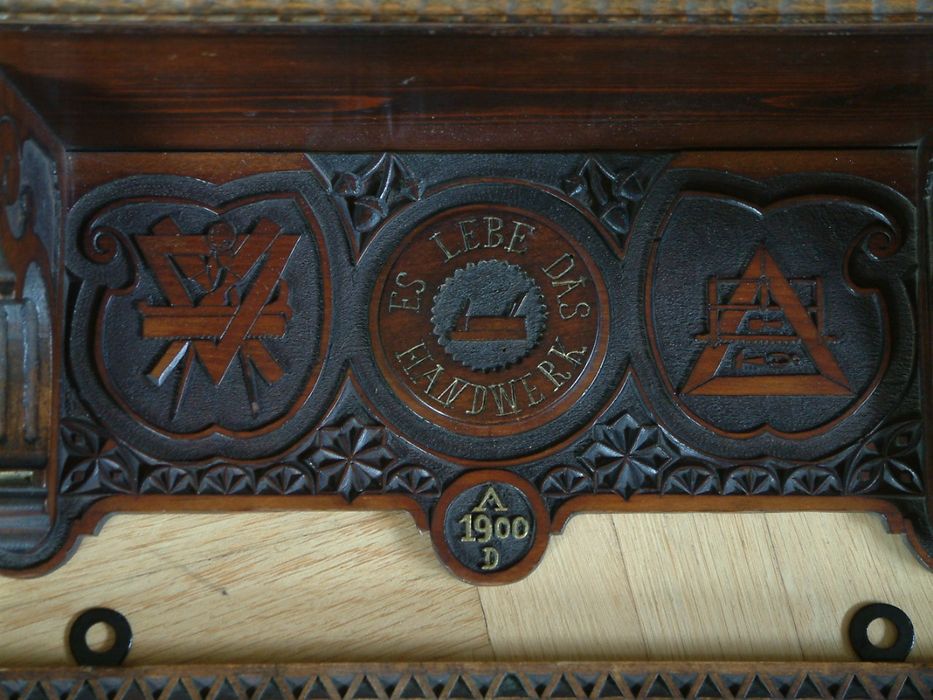 Mobilier vechi -raft de breasla german datat 1900