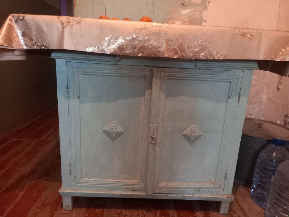 Продаётся кухонный стол, в рабочем состоянии. Размеры 1,2 × 0,7.