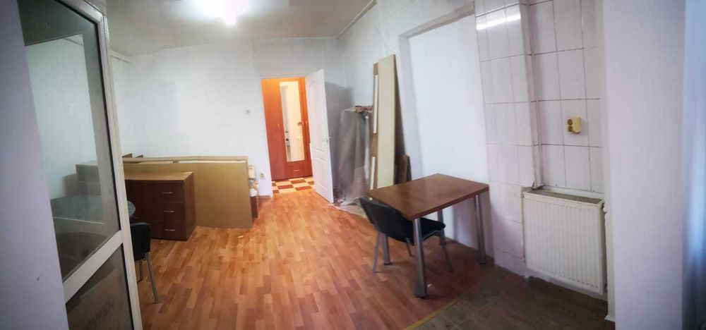 Inchiriez spatiu cu intrare exterioara .