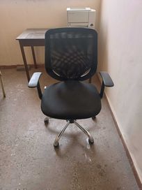 Продавам офис стол