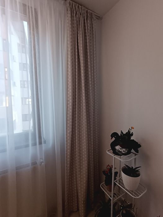 Vand 2 draperii gri cu alb