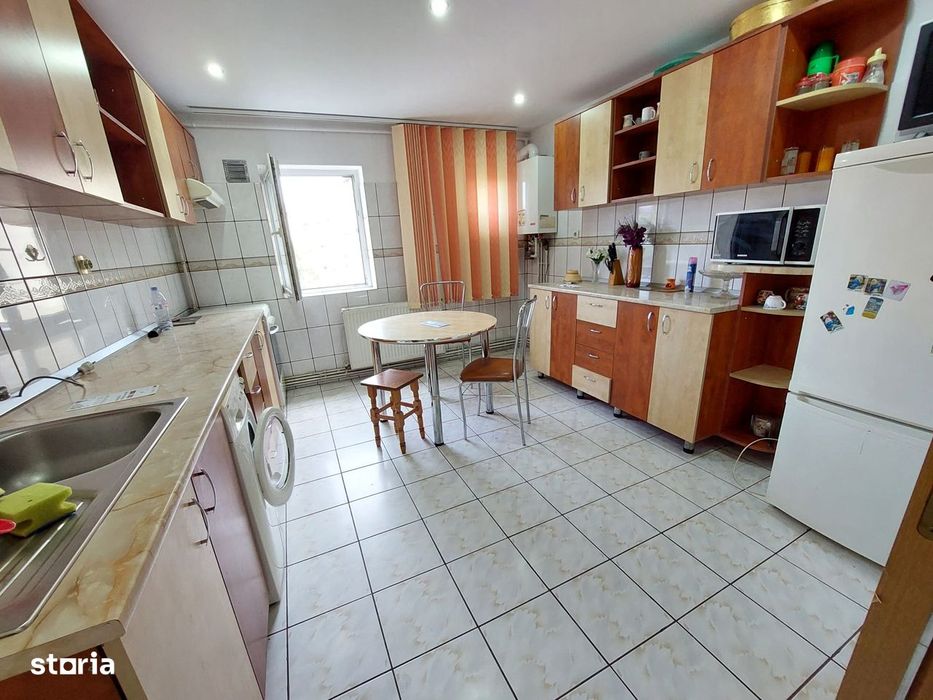 COMISION 0 Ap. 3 camere, decomandat, 68 mp. utili, Et.3, Micro11