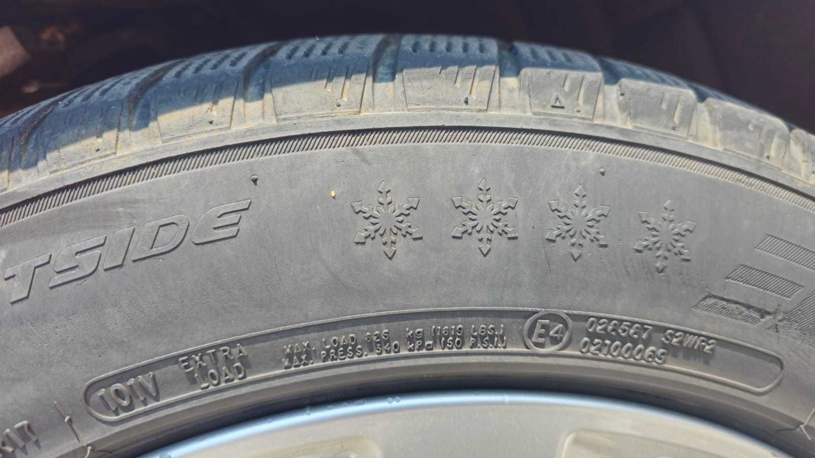 Гуми 225/55 R17, 4 броя, зимни, в добро състояние