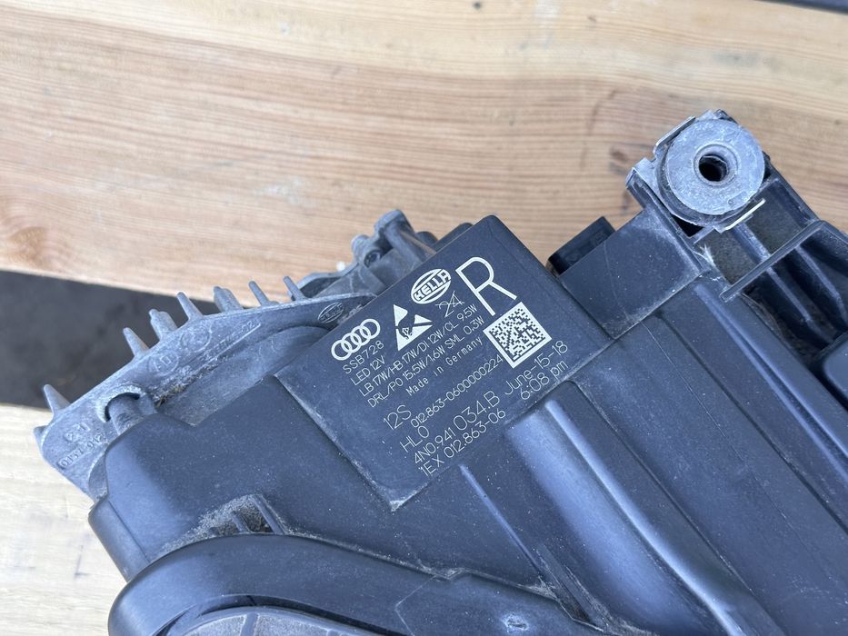Десен фар AUDI A8 D5 4N0941034B