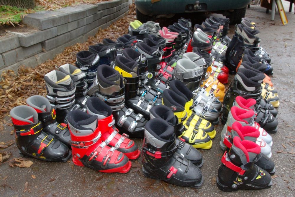 Ски, щеки, ски обувки, шапки, ръкавици, очила, маски, чорапи