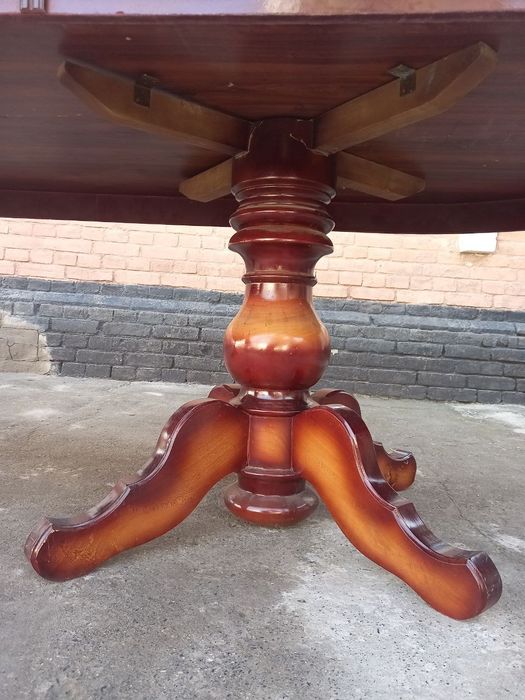 Продаётся большой стол из натурального дерева.Размер 3, 50 на 1.20 мет