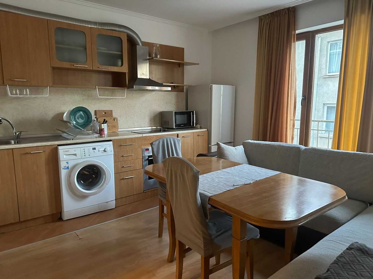 Дава се под наем Тристаен апартамент в Бургас, Център - 80 кв.м за 280.5 € - Снимка #1
