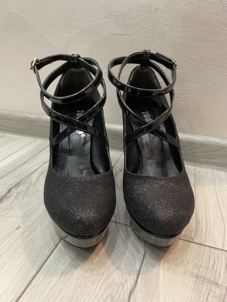 Черни обувки на платформа