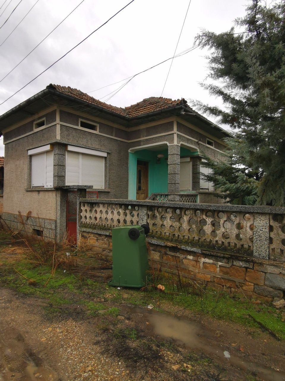 Едноетажна тухлена къща в село Козаревец