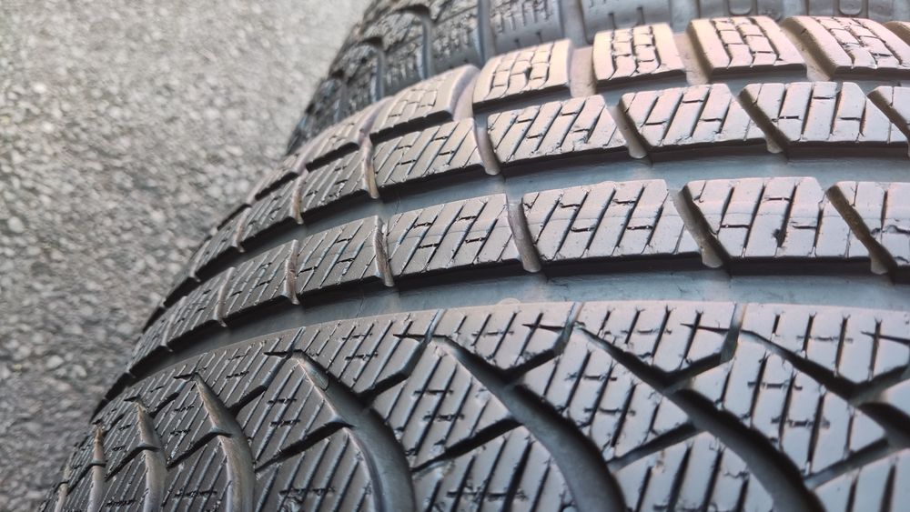 4бр. зимни гуми 235/40/19 Pirelli PZero Winter 
dot2921
6.7mm
Гумите с