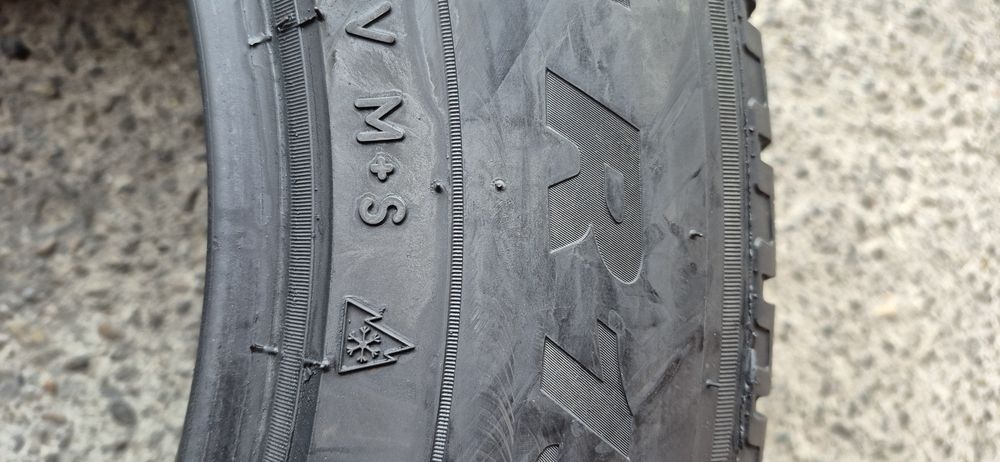 4 anvelope iarna Pirelli 235/65/19.Pretul este pe bucata