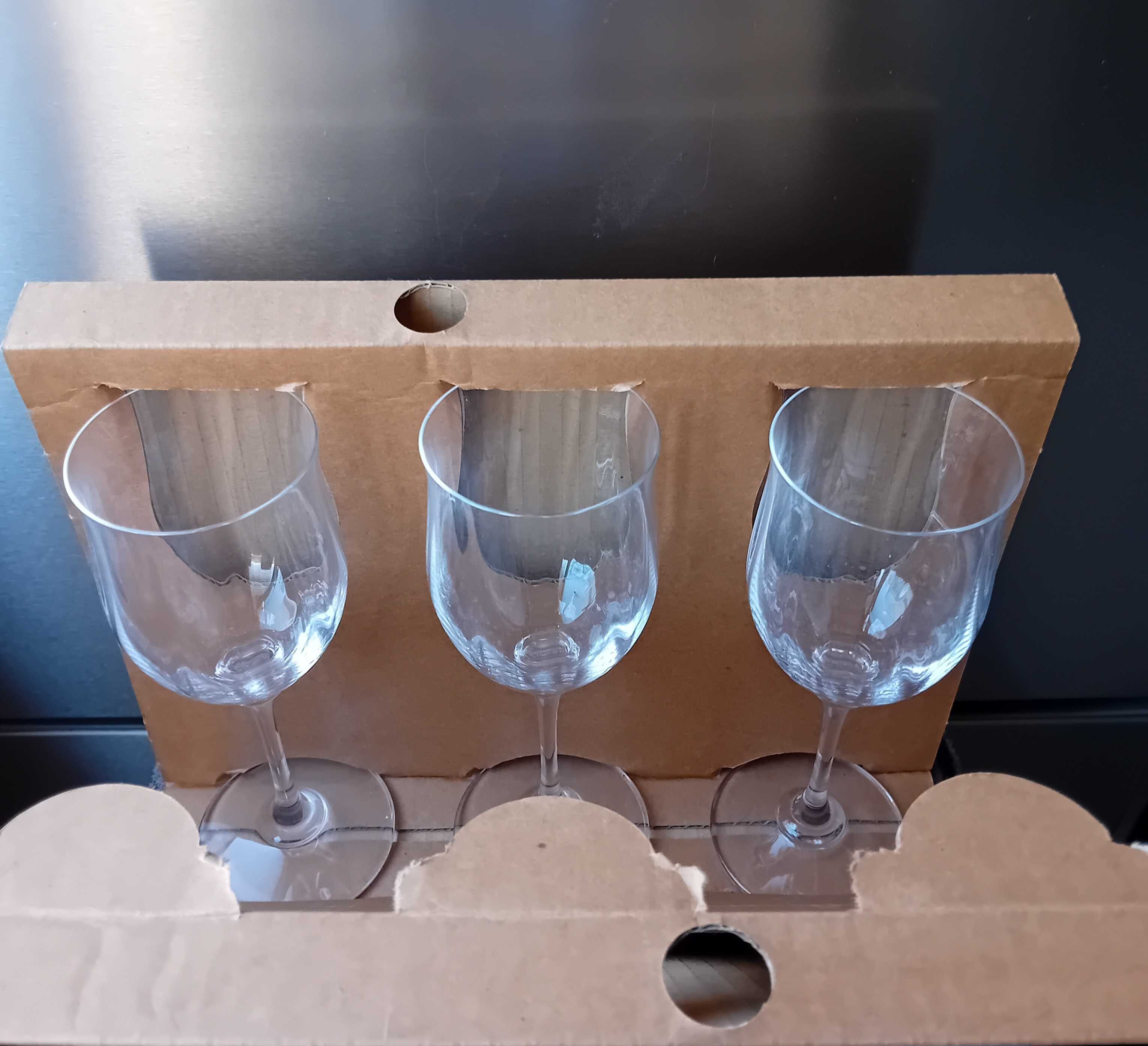 Стъклени нови чаши за вино