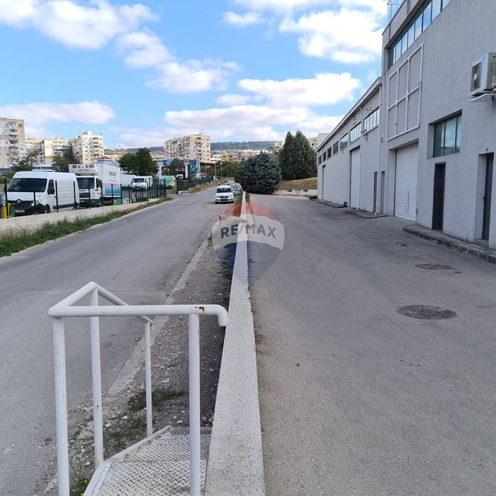 Дава се под наем Промишлена сграда в Варна, Западна промишлена зона - 867 кв.м за 6900 € - Снимка #12