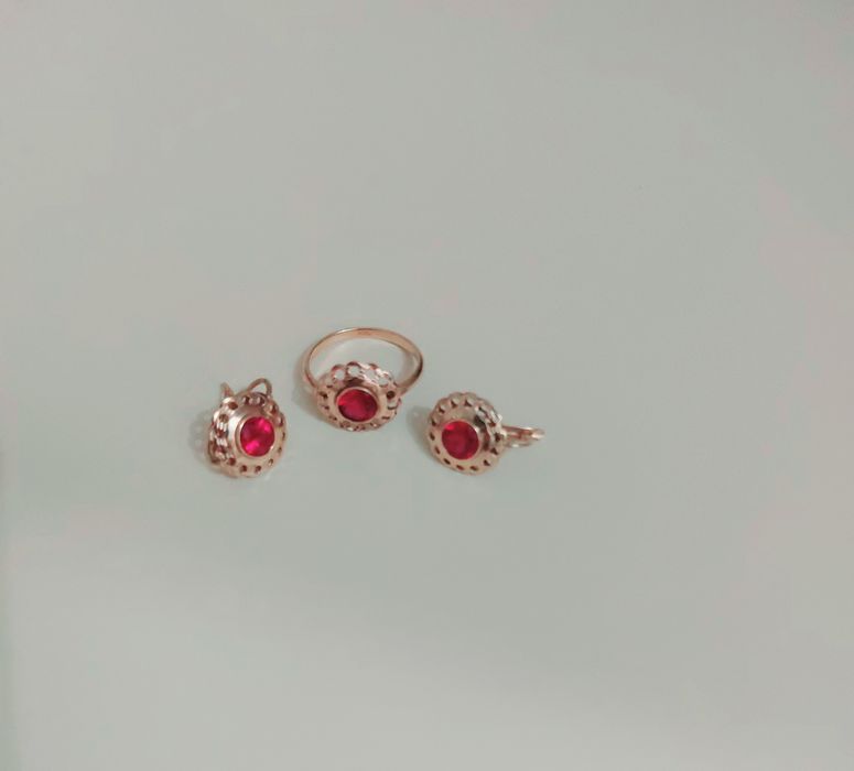 Подарок к новому году Золотое кольцо и серьги в наборе 585 пробы  Росс