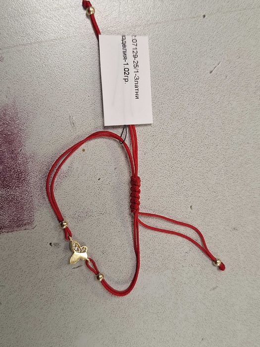 Златна гривна с червен конец 1,02гр.