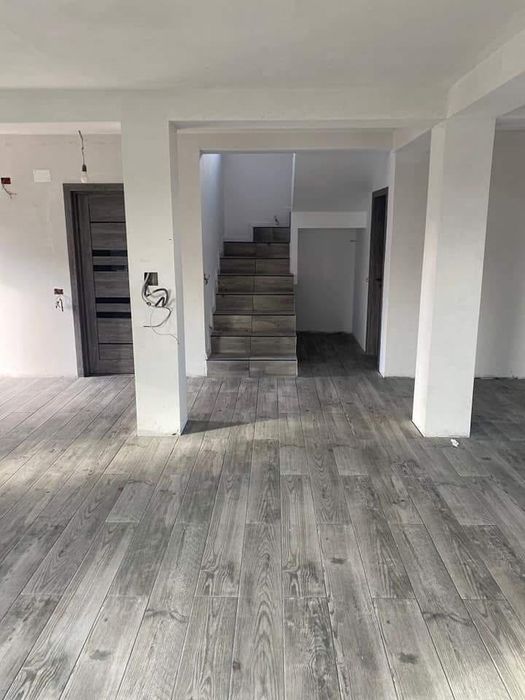 Execut finisaE interioare ,exterioare și case la roșu.