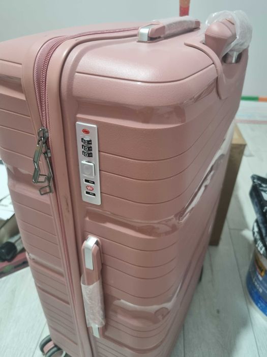 Чемодан дорожный