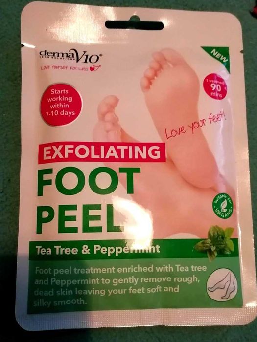 Derma V10 Пилинг и Хидратираща Маска за Крака 2 бр. за 10 лв.