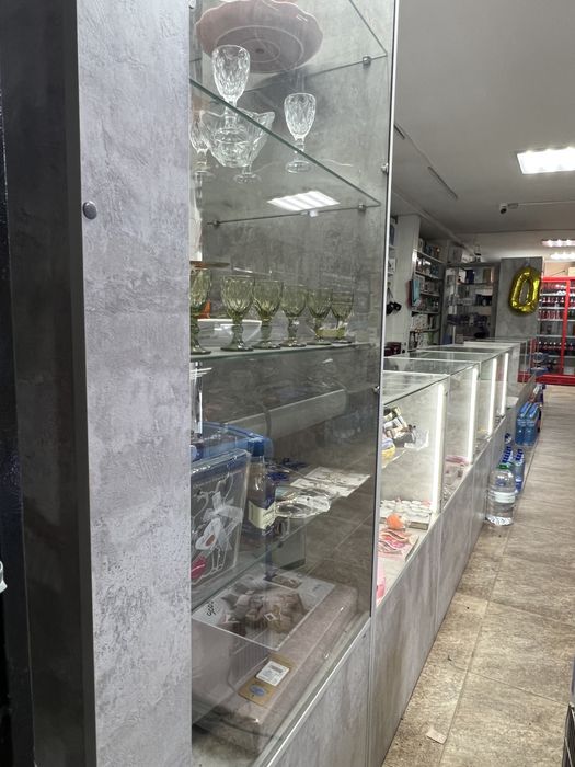 Стеллажи витрины