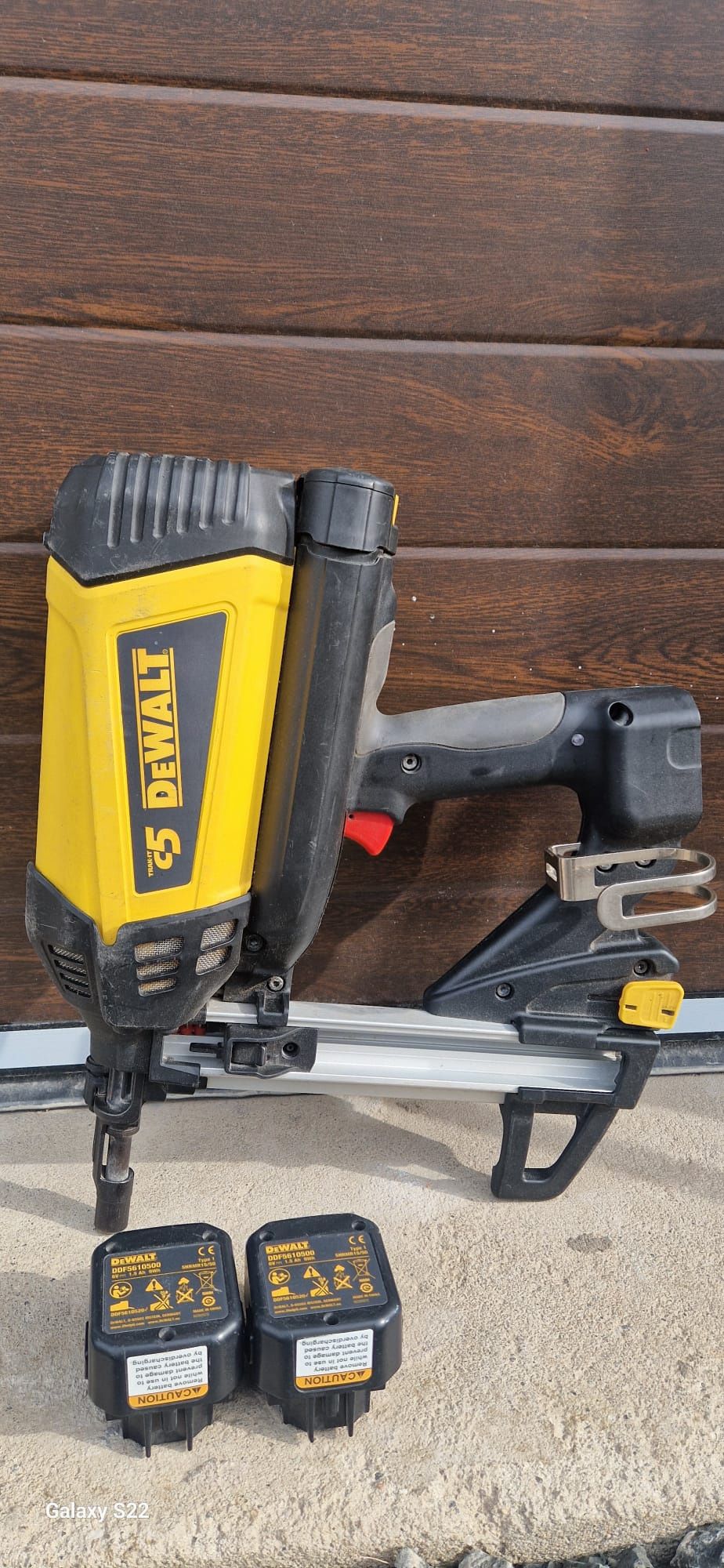 Dewalt pistol de cuie pe acumulatori