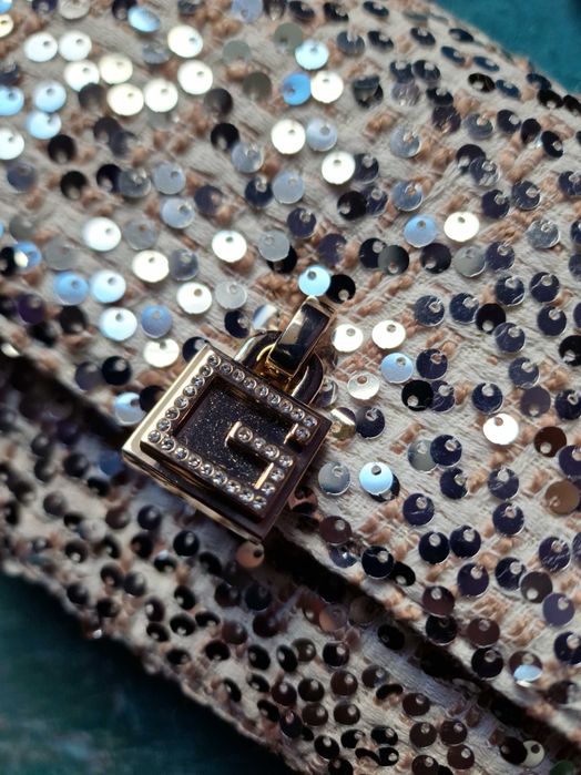 Нова чанта Guess с пайети и перли