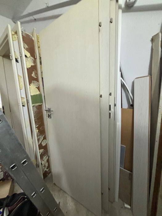 Vand 4 usi portadoor albe folosite 250 lei/ bucata