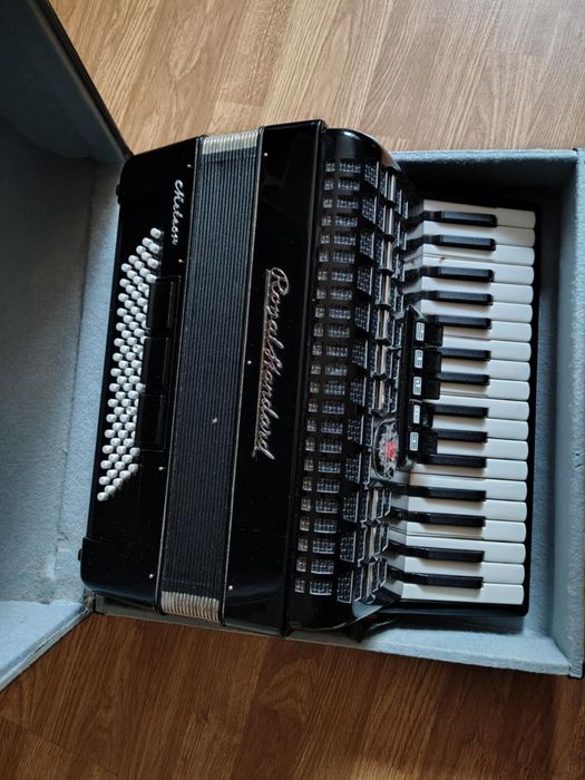 Акордеон Роял Стандарт с куфар . Отлично състояние!