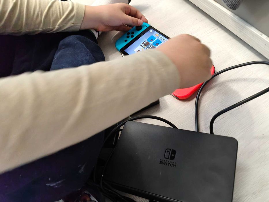 Vand PS4 si Nintendo Switch. Contin jocuri