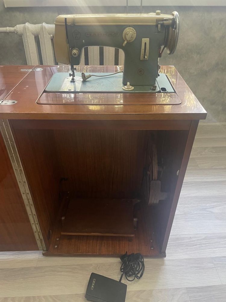 Продам швейную машинку