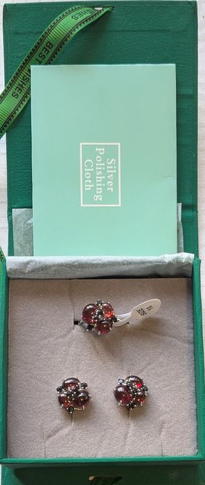 Сребърен комплект с естествен гранат